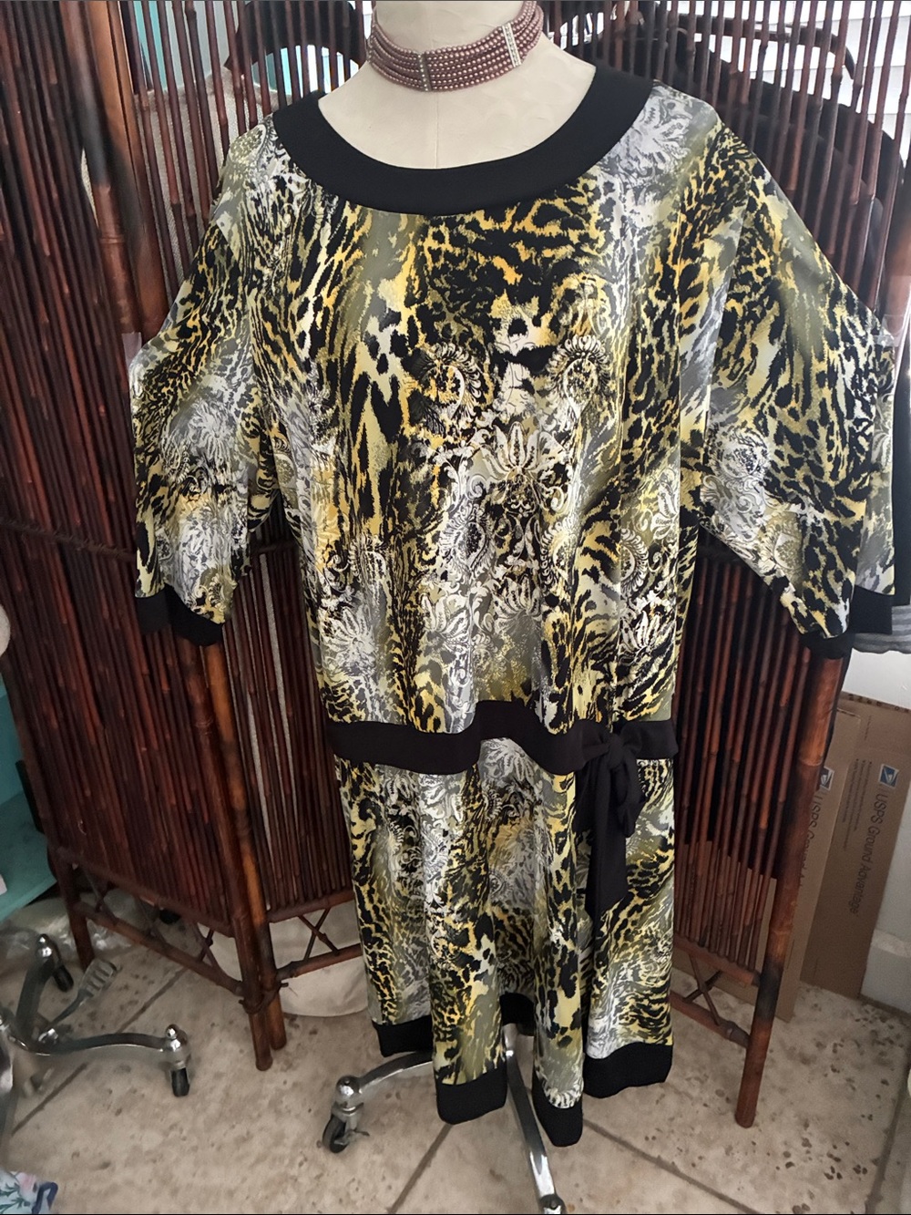 CSC Studio gorgeous women’s plus size dress.